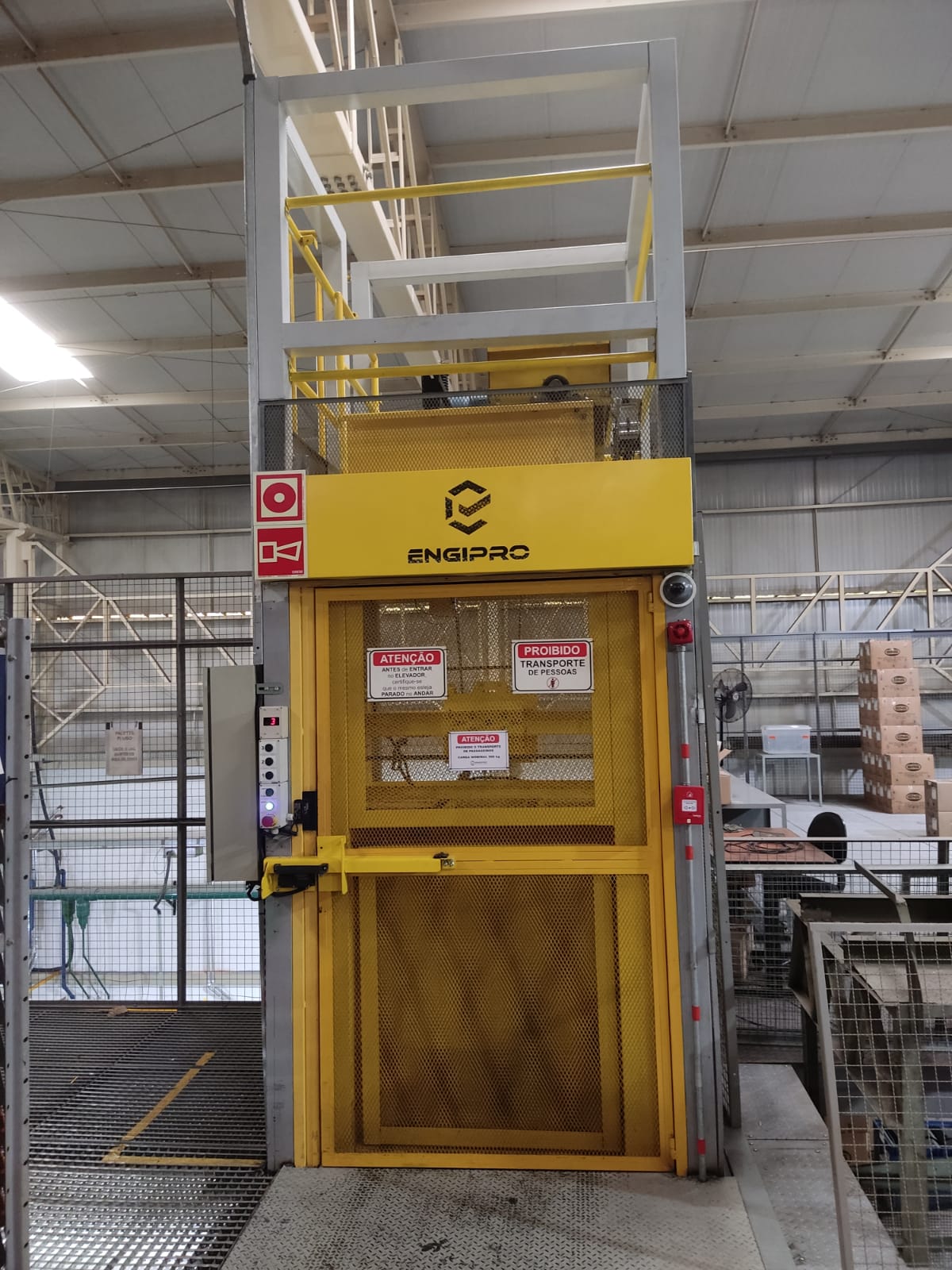 Interior da fábrica da ENGIPRO com componentes e montagem de elevadores