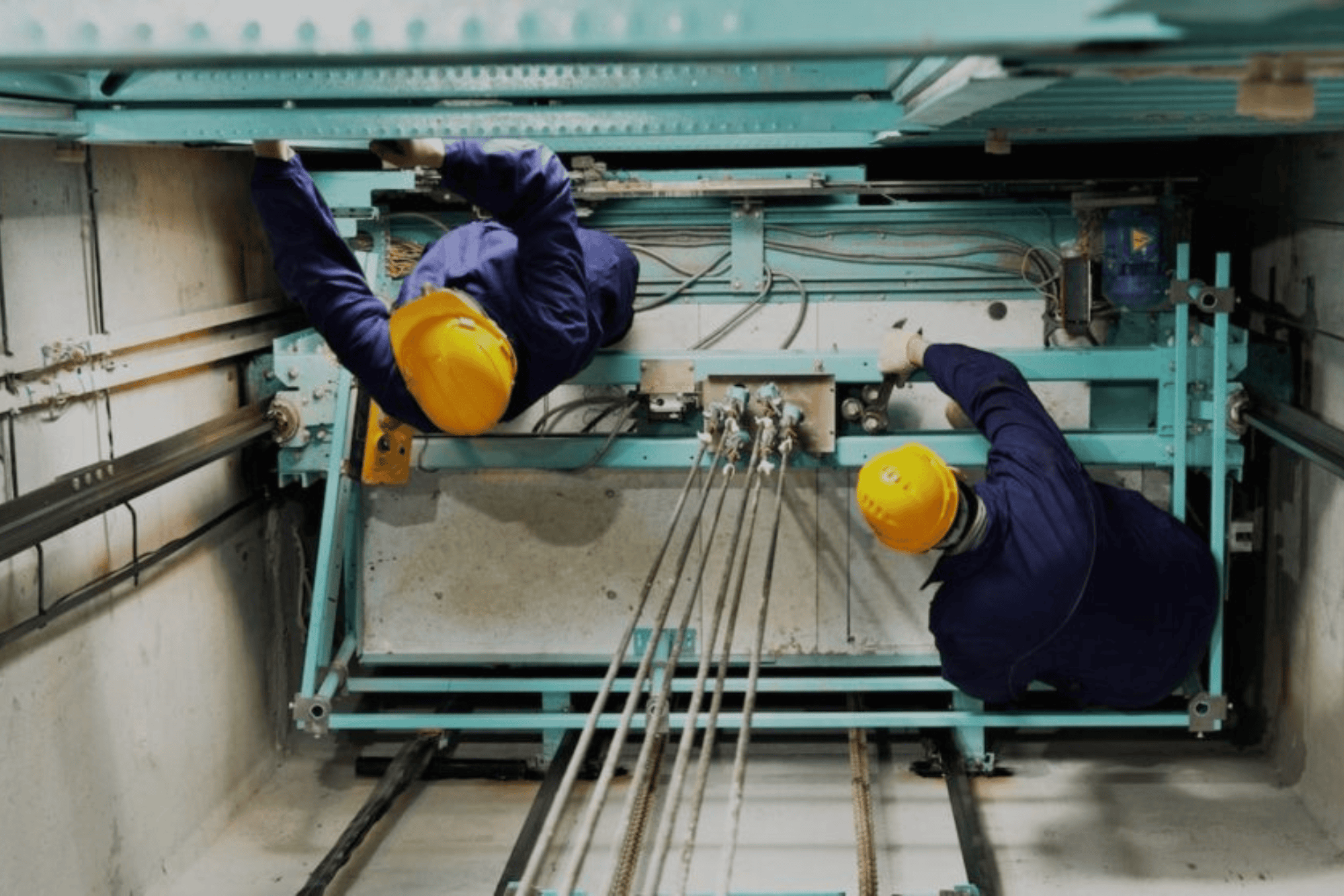 Detalhe de componentes internos durante inspeção de elevador