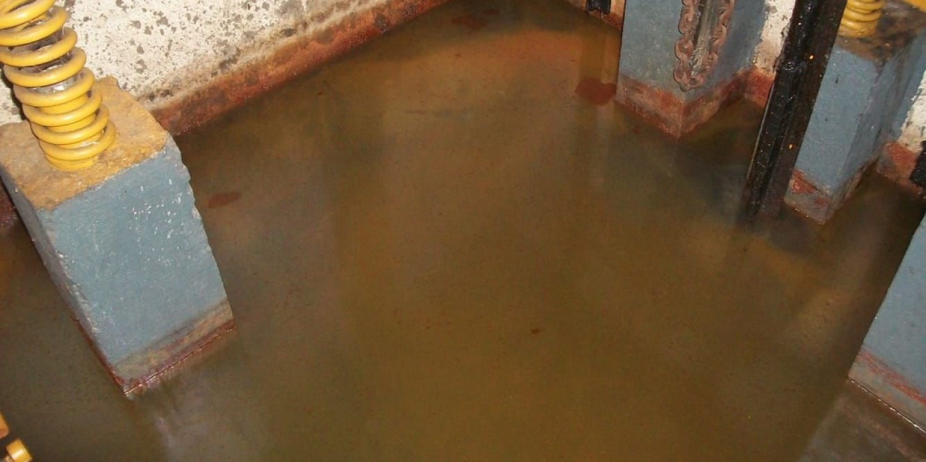 Técnico especialista realizando manutenção preventiva em elevador ENGIPRO