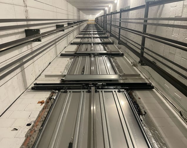 Elevador moderno com indicativo de manutenção em dia