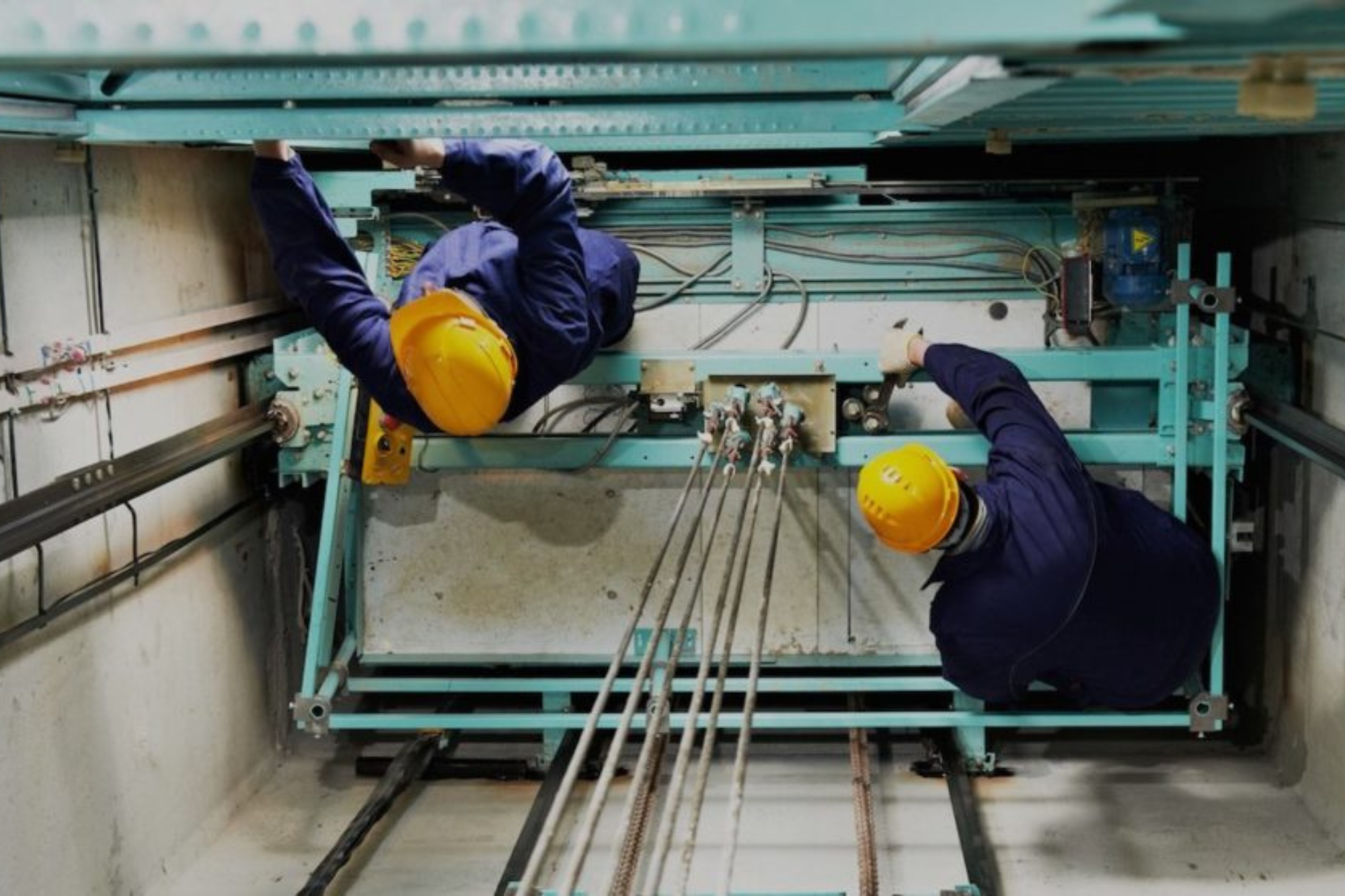 Elevador moderno com indicativo de manutenção em dia