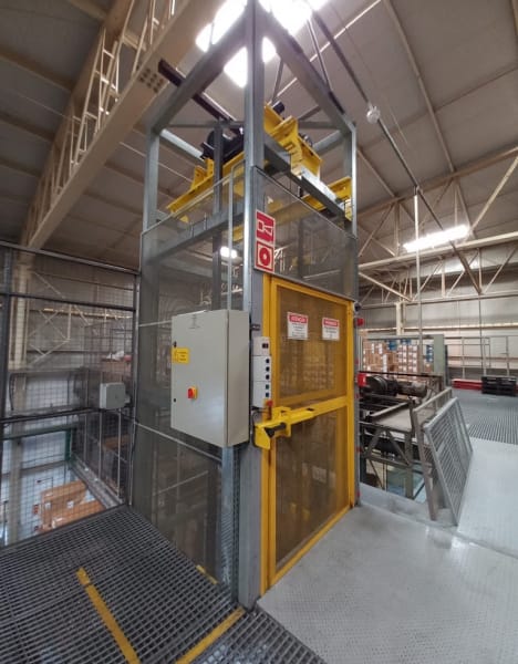 Detalhe de componentes internos durante inspeção de elevador