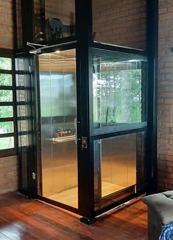 Detalhe de componentes internos durante inspeção de elevador