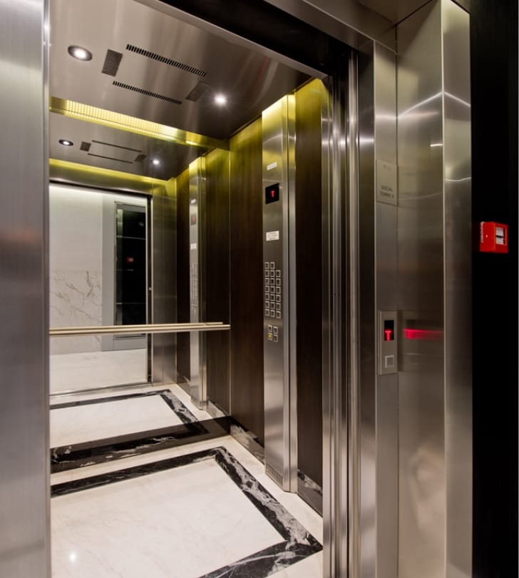 Técnico especialista realizando manutenção preventiva em elevador ENGIPRO