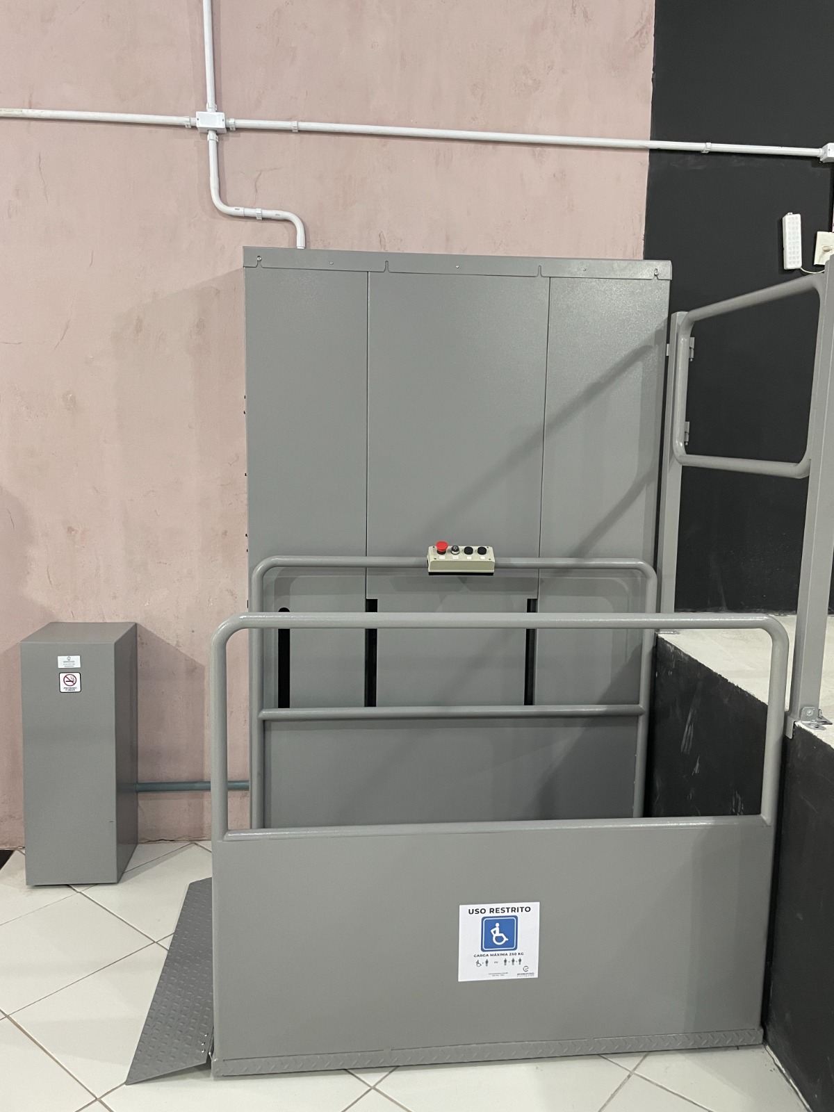 Plataforma de acessibilidade em estabelecimento comercial