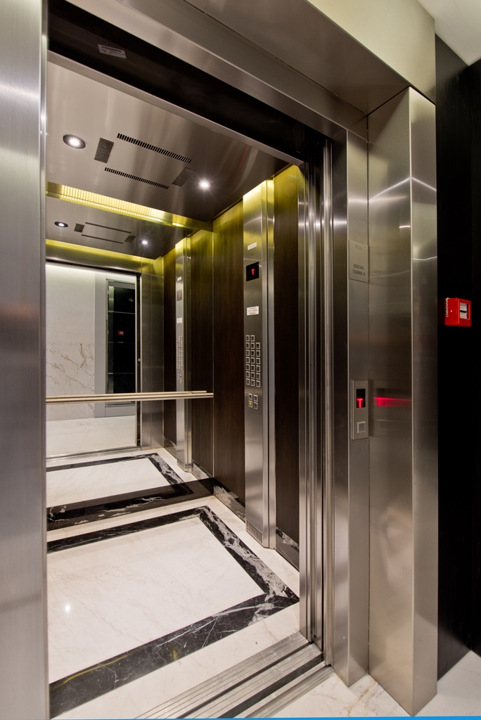 Elevador social elegante em edifício corporativo
